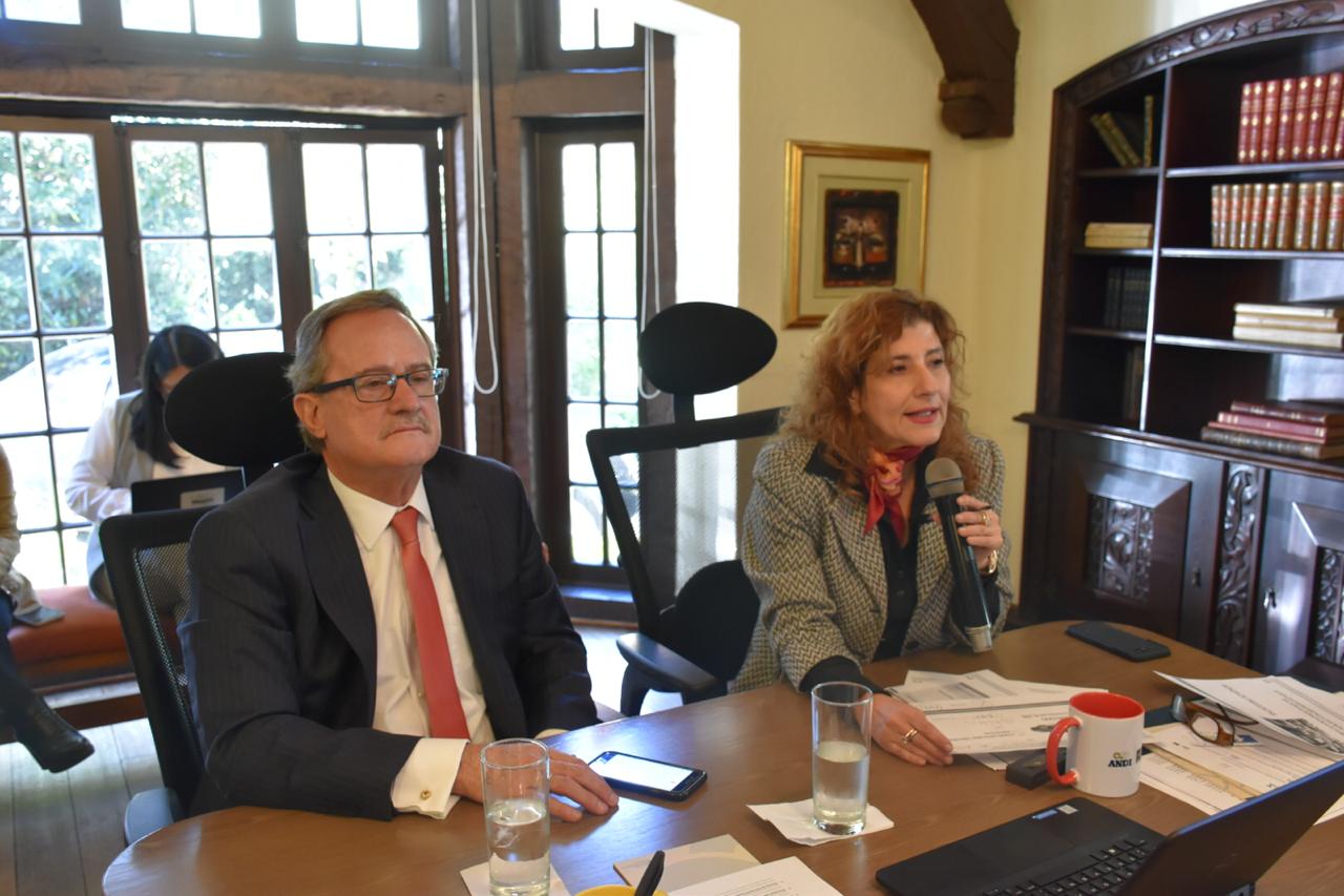 Rueda de prensa automotriz